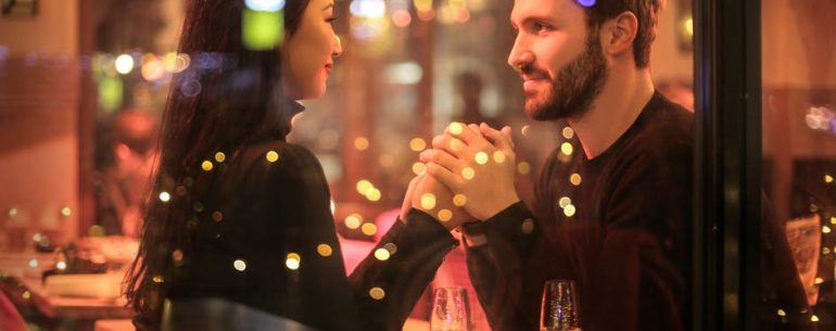 Para w restauracji na romantycznym wieczorze we dwoje