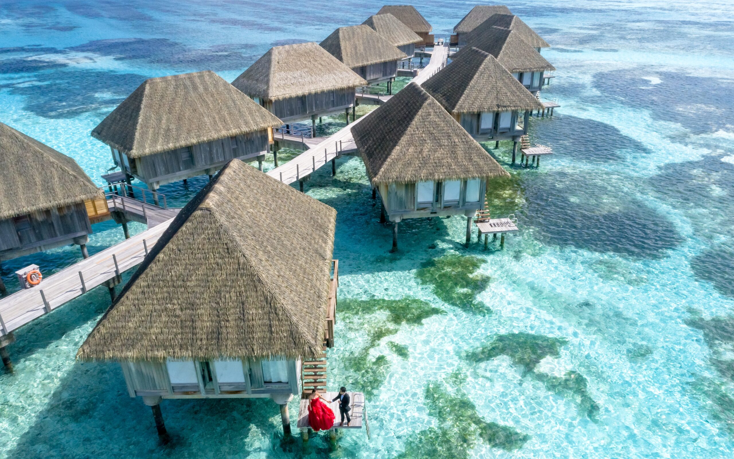 Widok z góry na bungalowy na Malediwach