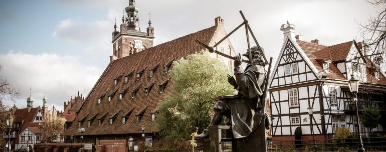 Rzeźba i budynki w Gdańsku
