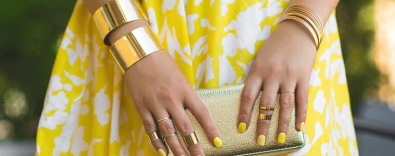 Kobieta ma zrobione żółte, letnie paznokcie