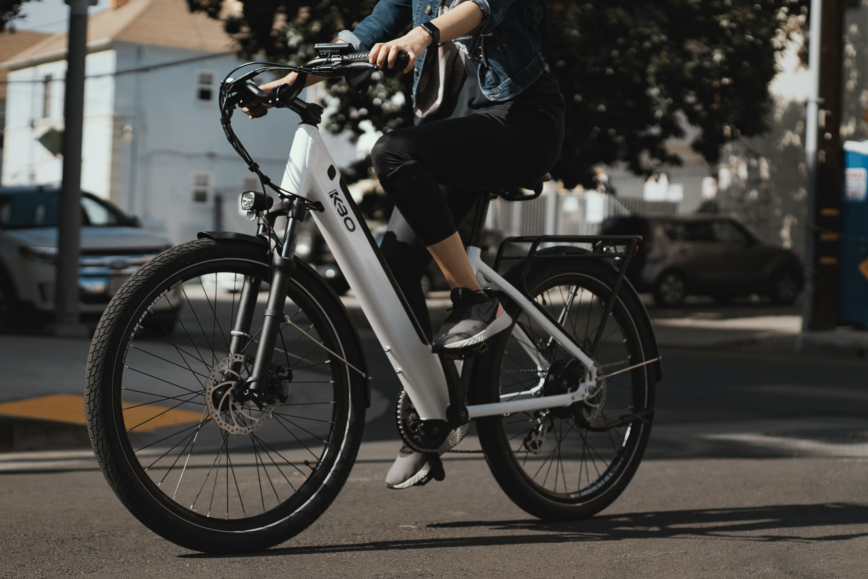 Mężczyzna porusza się po mieście rowerem elektrycznym